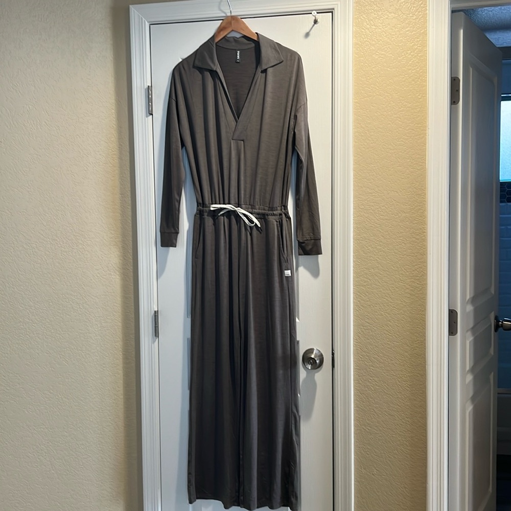 Vuori Women’s long-sleeved jumpsuit. Size Small. Gray.